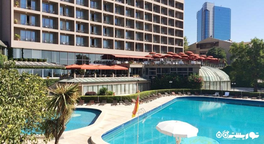 نمای استخر روباز و ساختمان هتل